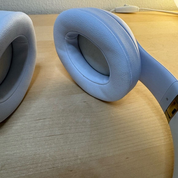 Beats Studio3 Over-Ear Bluetooth Headphones in White w/ Pure ANC - Picture 12 of 15